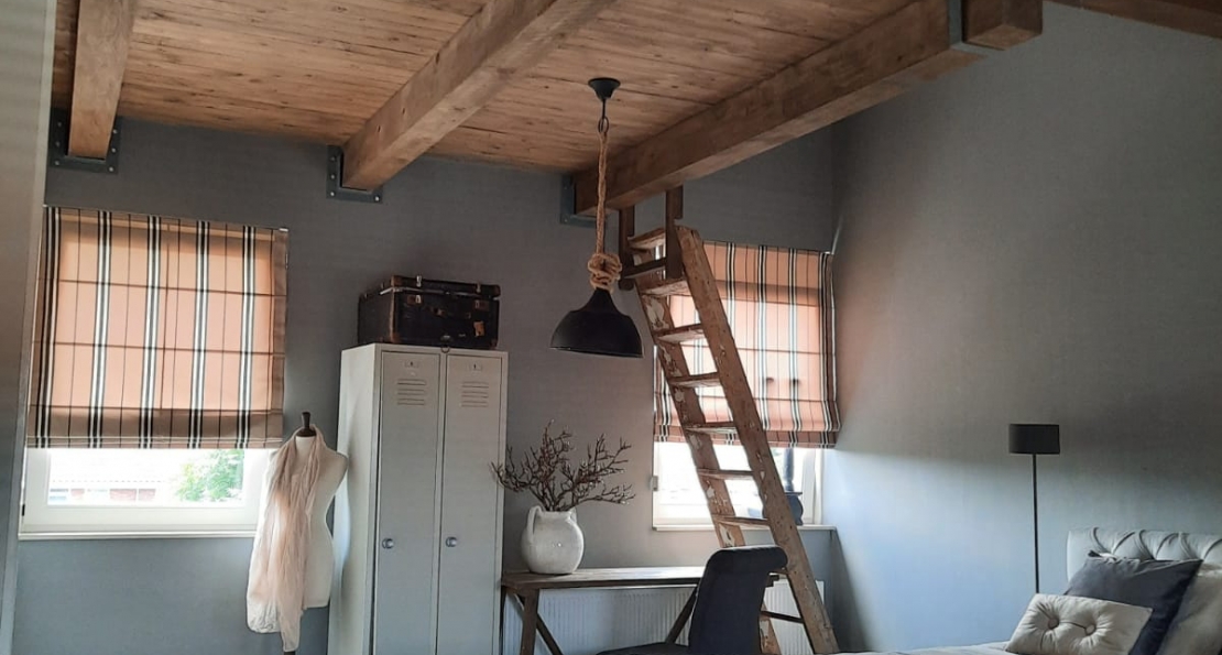 Verbouwing zolder naar landelijke slaapkamer